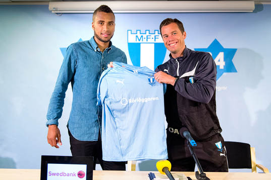 Malmös sportchef Daniel Andersson räcker över en