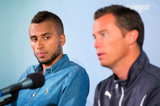 Isaac Kiese Thelin tittar på Malmös sportchef Daniel