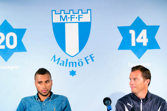 Malmös sportchef Daniel Andersson tittar på Isaac Kiese