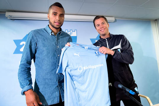 Malmös sportchef Daniel Andersson räcker över en
