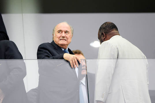 FIFAs president Sepp Blatter gör en min på läktaren
