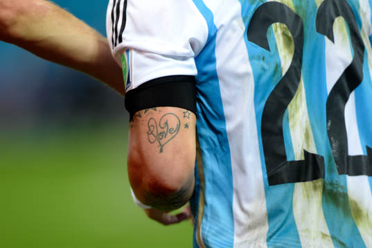 Argentina spelar med sorgeband, på bild Ezequiel Lavezzi