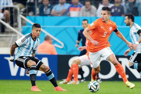 Argentinas Javier Mascherano och Hollands Robin van Persie