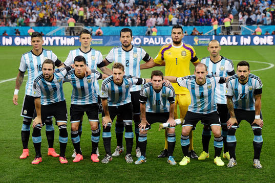 Argentinas spelare står uppradade innan semifinalen mellan
