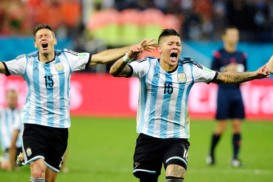 Argentinas Martin Demichelis och Marcos Rojo  jublar