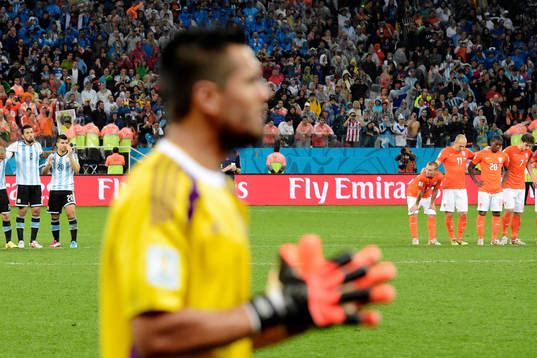 Hollands spelare ser på när Argentinas målvakt Sergio