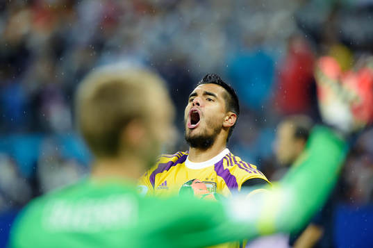 Argentinas målvakt Sergio Romero jublar, i förgrunden
