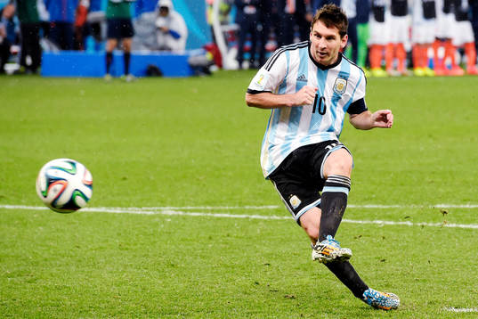 Argentinas Lionel Messi sätter sin straff