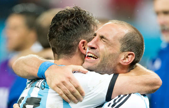 Argentinas Javier Mascherano jublar, gråter och blöder