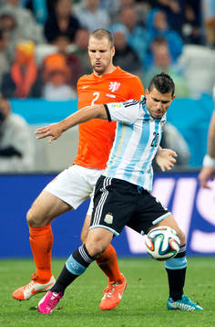 Argentinas Sergio Aguero och Hollands Ron Vlaar