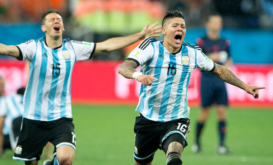 Argentinas Marcos Rojo och Martin Demichelis jublar