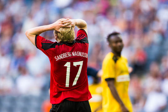 Brommapojkarnas Gustav Sandberg Magnusson tar sig för