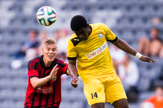 Brommapojkarnas Martin Falkeborn i en nickduell med VPS