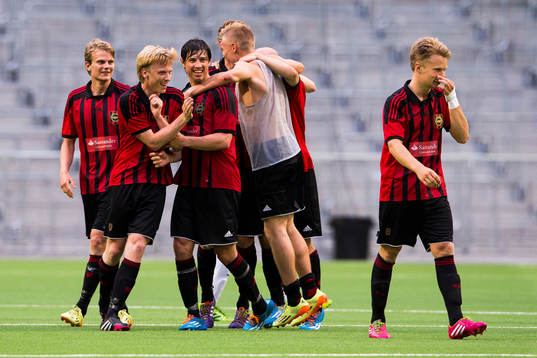 Brommapojkarnas Gabriel Petrovic (m) och hans lagkamrater