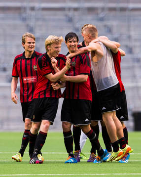 Brommapojkarnas Gabriel Petrovic (m) och hans lagkamrater