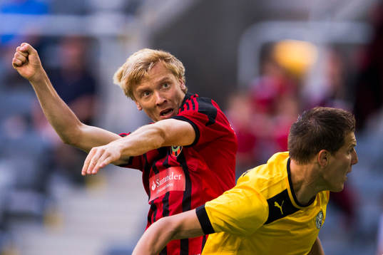 Brommapojkarnas Gustav Sandberg Magnusson i en nickduell