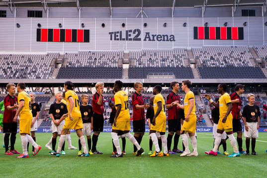 Brommapojkarnas och VPS Vaasas spelare hälsar på varann