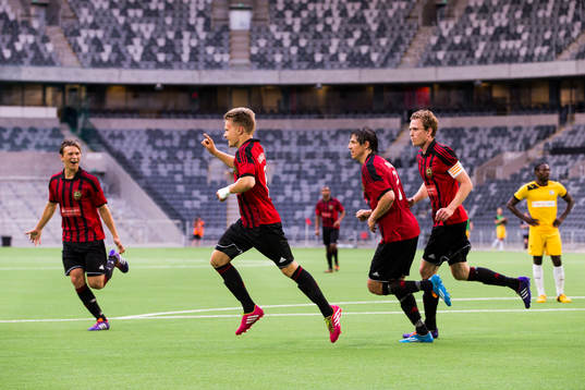Brommapojkarnas Jacob Une Larsson jublar