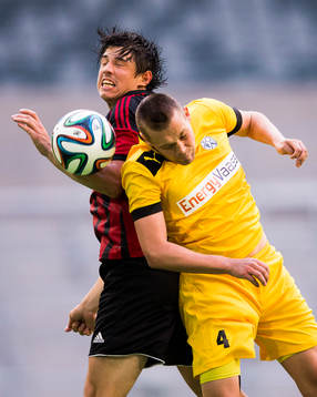 Brommapojkarnas Gabriel Petrovic i en nickduell med VPS