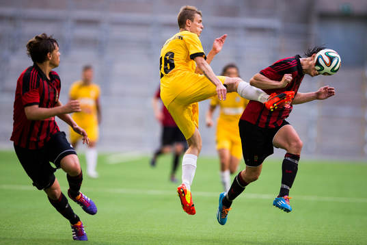 VPS Vaasas Teemu Honkaniemi med en hög spark på