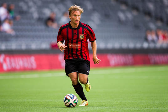 Brommapojkarnas Nicklas Bärkroth med bollen
