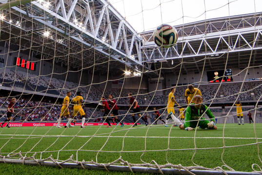 Brommapojkarnas Jacob Une Larsson gör 1-0 för