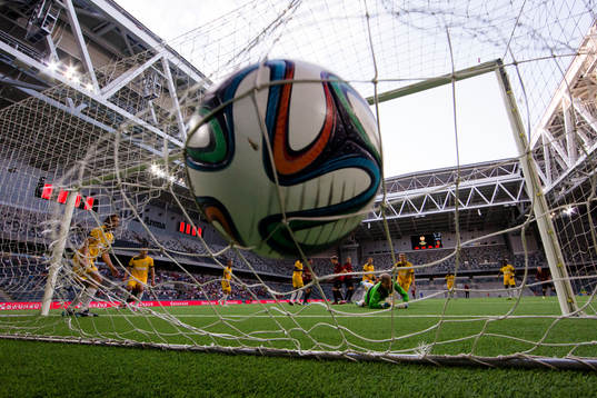 Brommapojkarnas Jacob Une Larsson (ej i bild) gör 1-0 för