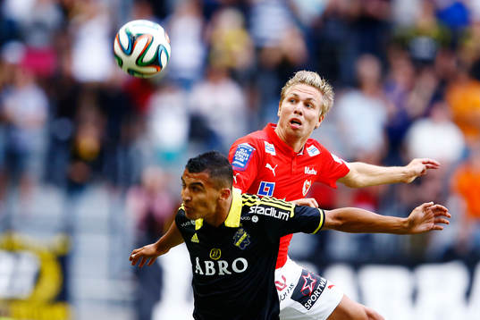 s Nabil Bahoui i en luftduell med Kalmars Jonathan Ring