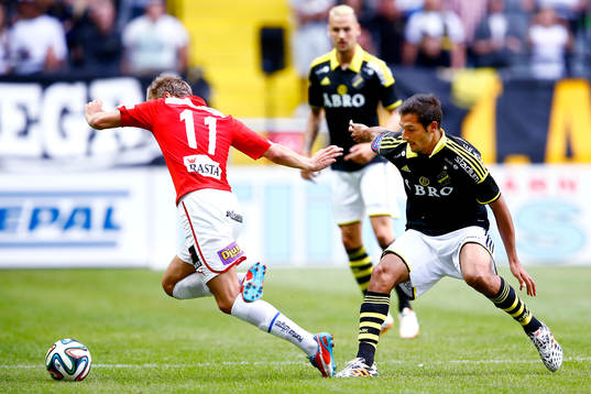 s Celso Borges (höger) fäller Kalmars Jonathan Ring