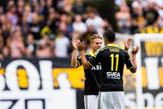 s Martin Lorentzson gratukerar AIK:s Nabil Bahoui till 1-0