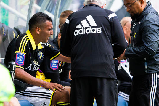 s Nabil Bahoui plåstras om