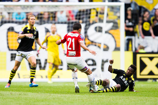 s Ibrahim Moro i kamp om bollen
