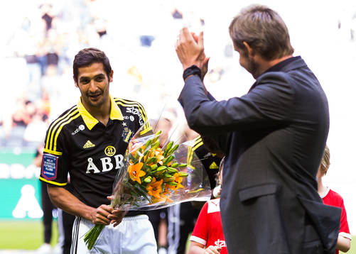 s Celso Borges får blommor innan avspark av