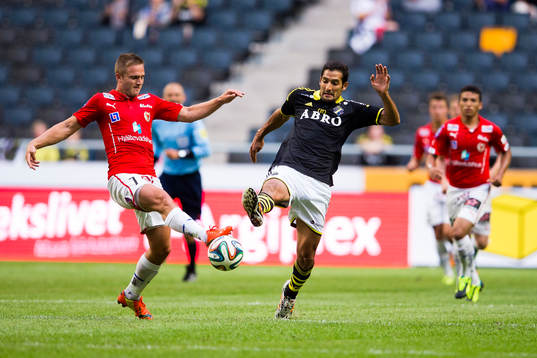s Celso Borges i kamp om bollen