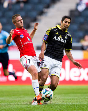s Celso Borges i kamp om bollen