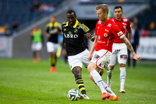 s Henok Goitom i kamp om bollen med Kalmars Marcus Nilsson