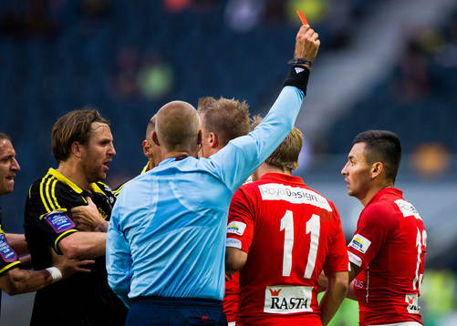 Kalmars Emin Nouri (h) får rött kort av domare Michael