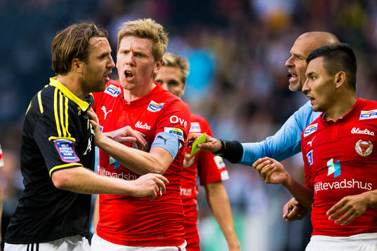 s Nils-Eric Johansson reagerar på Kalmars Emin Nouri medan