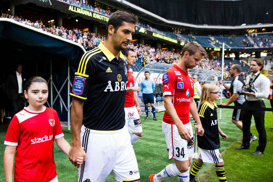 s Celso Borges kliver in på plan innan fotbollsmatchen i