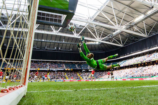 s Nabil Bahoui (ej i bild) gör 1-0 för AIK bakom Kalmars