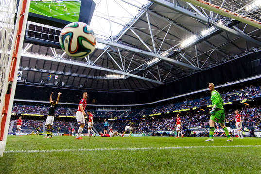 s Ibrahim Moro (ej i bild) gör 2-0 för AIK bakom Kalmars