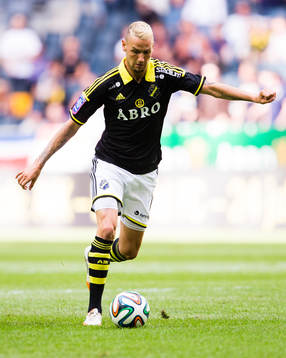 s Alexander Milosevic med bollen