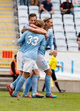 Emil Forsberg från Malmö har gjort 2-0 och gratuleras av