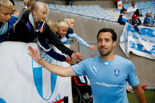 Matias Concha från Malmö jublar