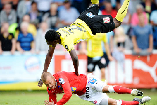 Falkenbergs Johannes Vall och Mjällbys Kwame Bonsu  i