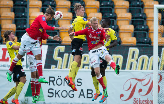 Falkenbergs Tobias Karlsson nära nicka in 1-1 i