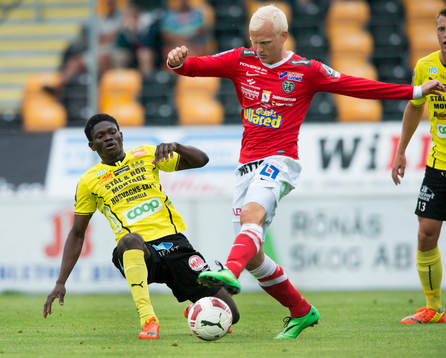 Falkenbergs Halldor Björnsson och Mjällbys Gbenga Arokoyo