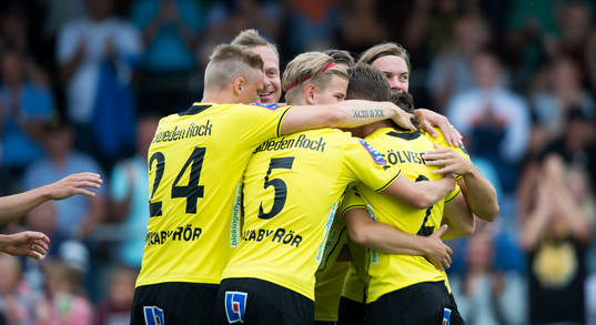 Mjällbys Andreas Blomqvist har gjort 1-0 och Mjällby