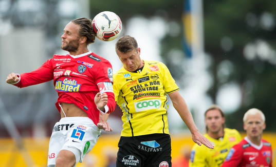 Mjällbys Daniel Nilsson och Falkenbergs Johannes Vall i