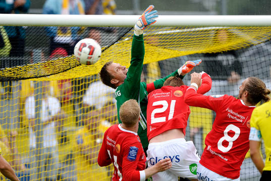 Mjällbys målvakt Mattias Asper i kollision med